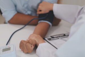 M_Landing the doctor woman hand use the pulse meter to measure the pressur